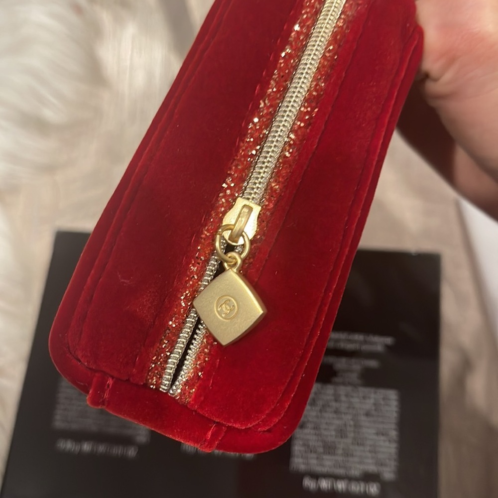 Chanel eye makeup set with red velvet pouch, New - Picture 5 of 5